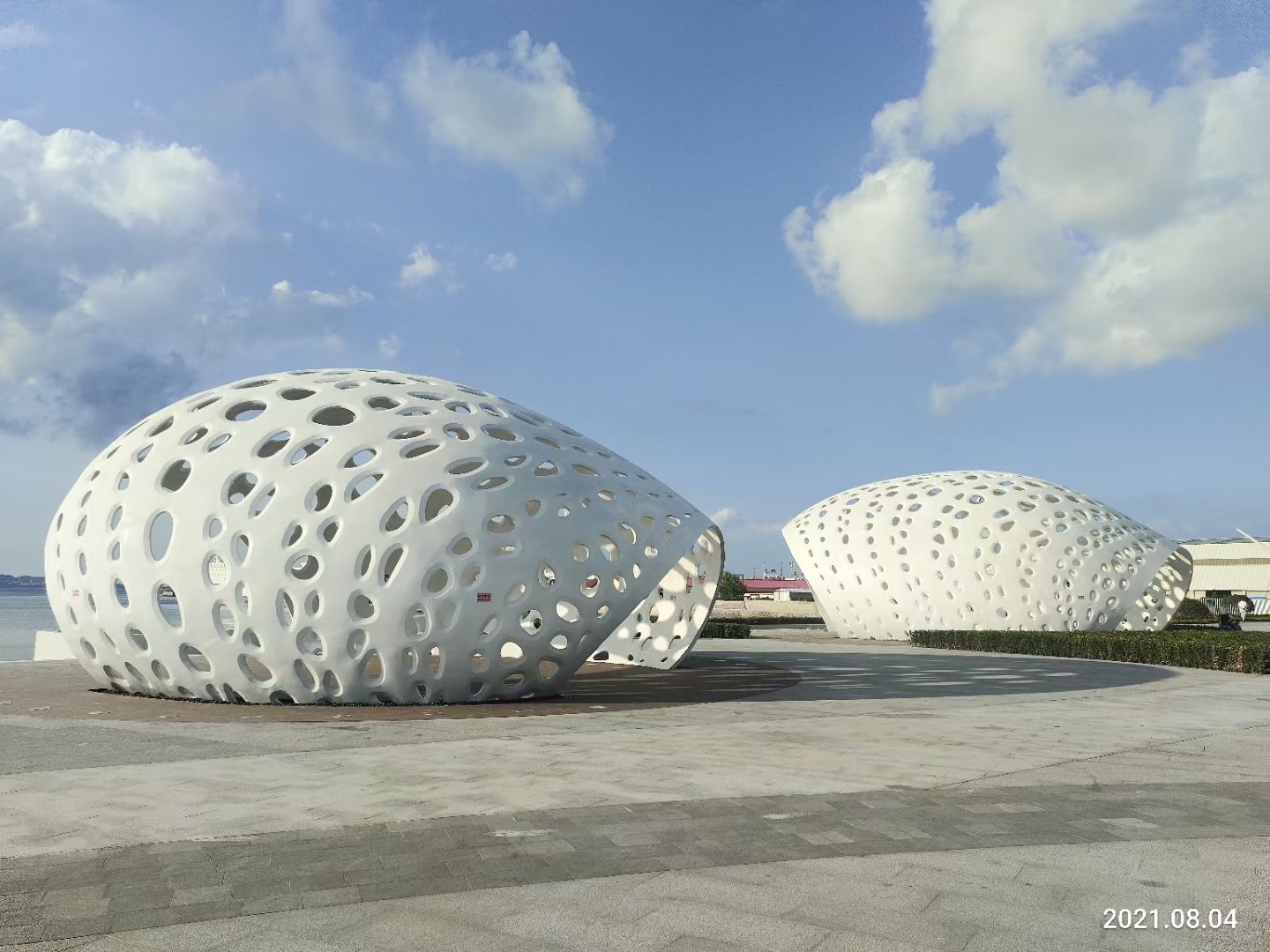 华发地产 威海华发新天地商业街大型雕塑