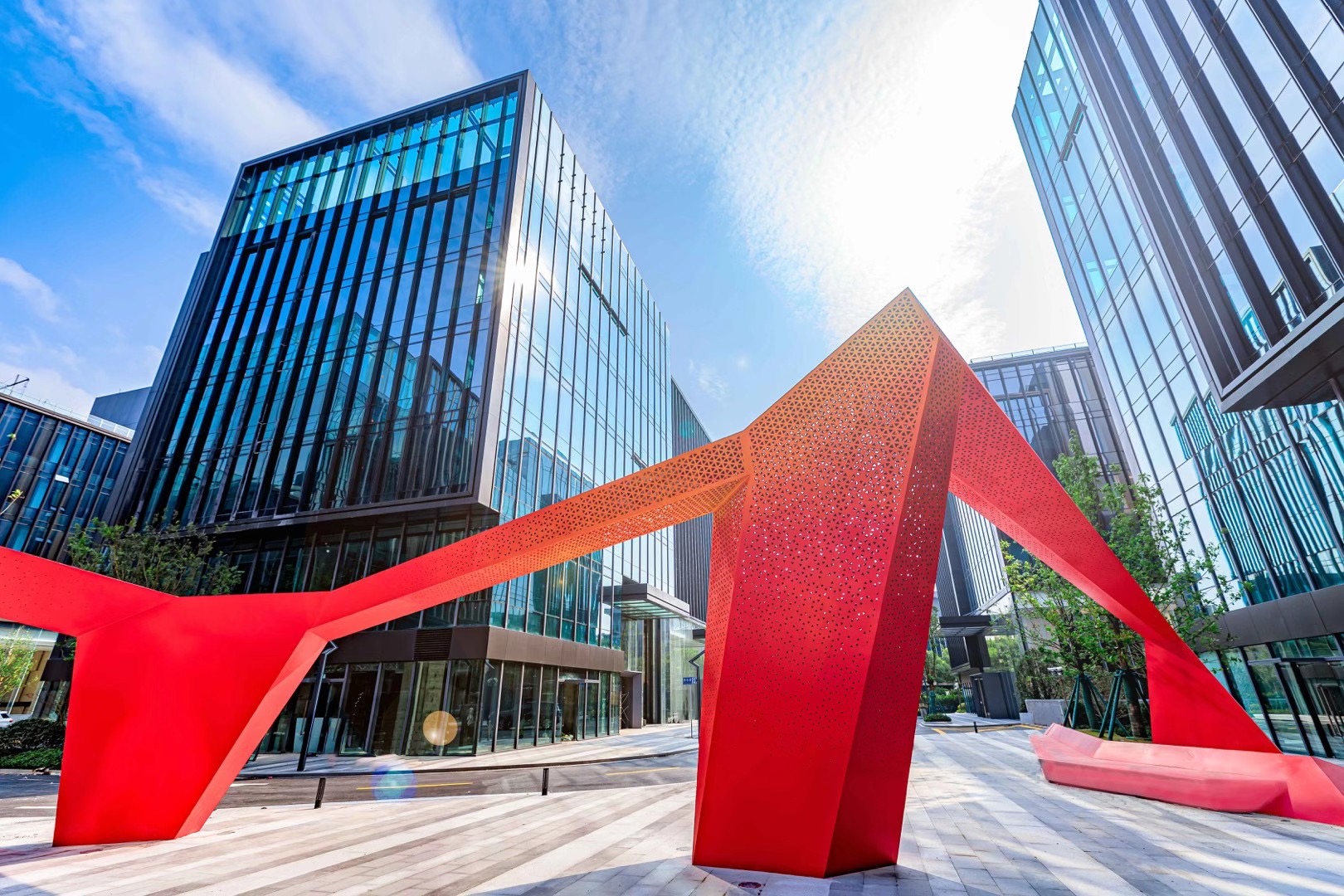 金地 中骏 上海虹桥时代广场 金属廊架雕塑