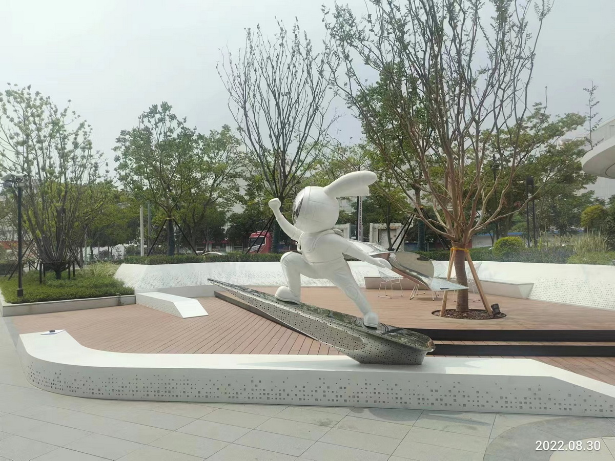 招商地产 上海璀璨城市客厅雕塑完工
